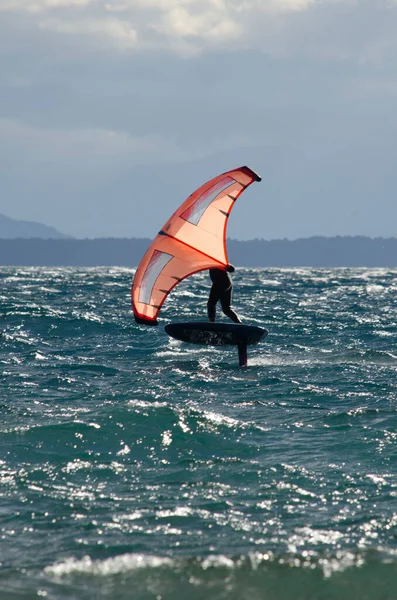 Persona Haciendo Kitesurf Lago Con Montañas Fondo Vela Deporte Acuático — Foto de Stock