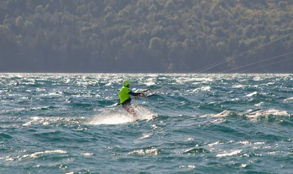 Kitesurfen Auf Einem See Patagonien Mit Helm Und Gelber Kleidung — Stockfoto