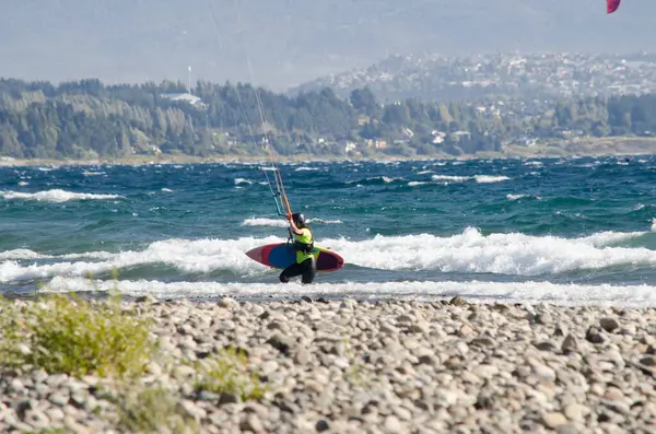 Žena Kite Surfování Jezeře Bariloche Horami Pozadí — Stock fotografie