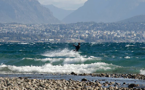 Osoba Dělá Kitesurfing Jezeře Horami Pozadí Plachtění Vodní Sporty — Stock fotografie
