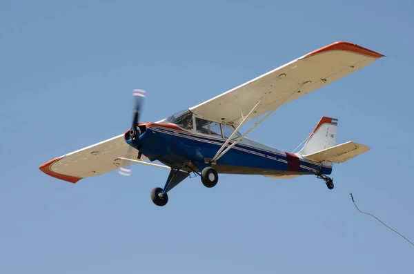 Kleines Flugzeug Fliegt Auf Blauem Hintergrund Propeller Dreht Sich Und — Stockfoto