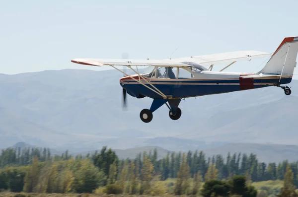 Mavi Beyaz Pervaneli Uçak Arka Planda Dağlarla Inişe Yakın Uçuyor — Stok fotoğraf