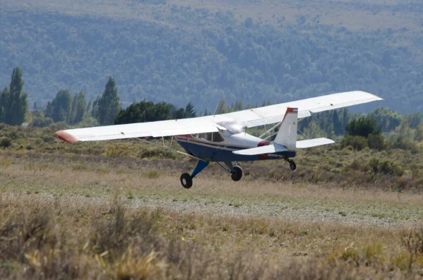 Avión Hélice Azul Blanco Volando Cerca Aterrizar Con Montañas Fondo —  Fotos de Stock