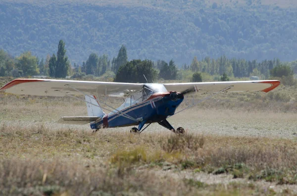 Pervane Uçağı Toprak Pistte Kalkıyor — Stok fotoğraf