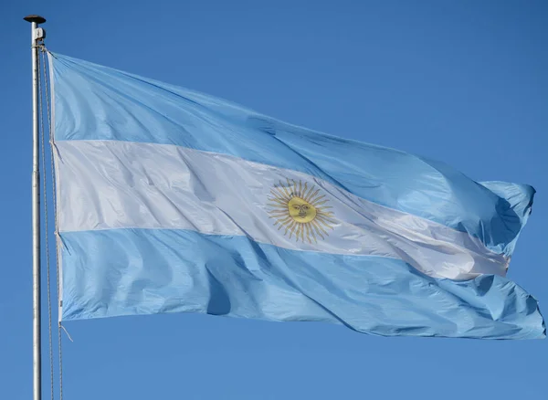 Bandera República Argentina Celeste Aleteo Mástil Con Cielo Azul Fondo —  Fotos de Stock