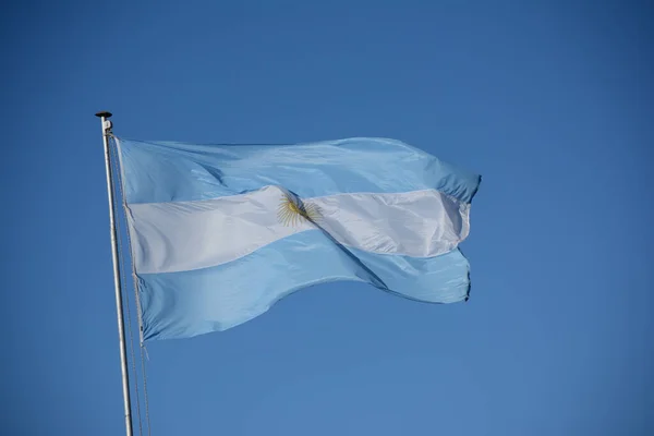 하늘색 흰색의 아르헨티나 국기가 바람에 나부끼고 있습니다 아르헨티나 공화국의 상징물 — 스톡 사진