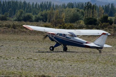 Işık pervaneli uçak kalkıyor ya da iniyor. toprak yolda