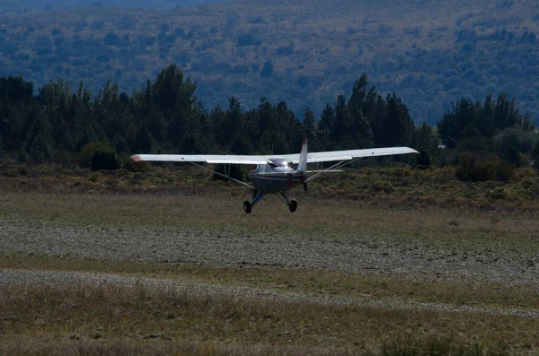 後ろからプロペラが回転して山が見える飛行機の着陸又は離陸 — ストック写真