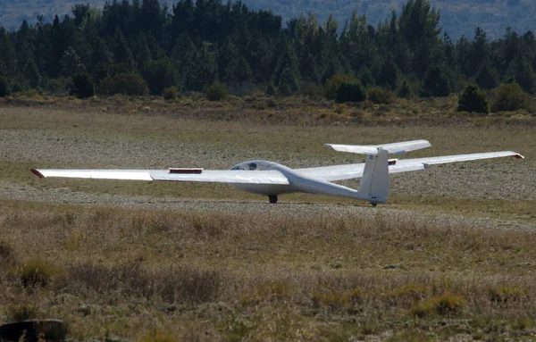 Planeador Ultraligero Volando Cerca Las Montañas Aterrizando Aeródromo Terrestre Planeador — Foto de Stock