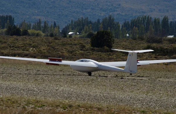 山の近くを飛行するグライダー超軽量飛行機 地球飛行場に着陸 ホワイトグライダー — ストック写真