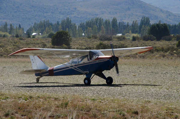 Mavi Beyaz Pervaneli Uçak Toprak Pistte Taksicilik Yapıyor — Stok fotoğraf