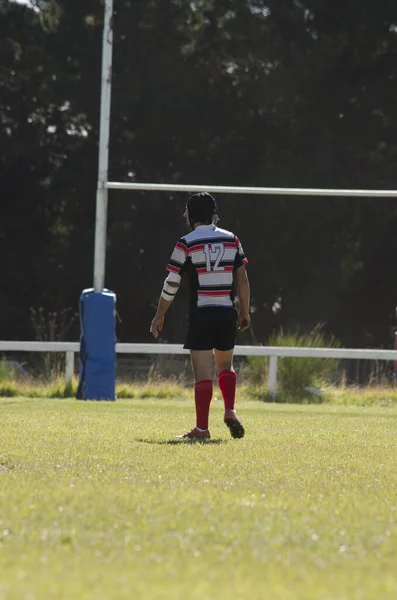 Jogador Rugby Andando Campo Com Gol Rugby Segundo Plano — Fotografia de Stock