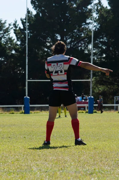Jugador Rugby Por Detrás Con Delante Dando Órdenes Campo —  Fotos de Stock