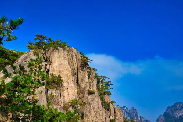 Altas Montanhas Granito Com Árvores Verdes Céu Azul Nuvens Brancas — Fotografia de Stock