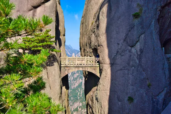 Bu ikisini birbirine bağlayan köprü granit tepeler yapıyor. Huangshan Dağı manzarası (Sarı Dağ). UNESCO Dünya Mirası Alanı. Anhui Eyaleti, Çin.