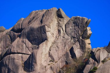 Devasa ve desenli granit bir tepe. Huangshan Dağı manzarası (Sarı Dağ). UNESCO Dünya Mirası Alanı. Anhui Eyaleti, Çin.