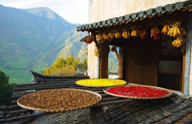 Yellow corn, In Huangling, this scene of drying crops is called 