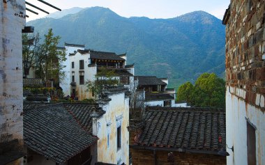 Beyaz veya kahverengi duvarlı gri çatılar. Huangling Köyü 'ndeki eski binalar. Huangling Köyü, Wuyuan, Jiangxi, Çin 'de eski bir Huizhou mimari yerleşkesi..