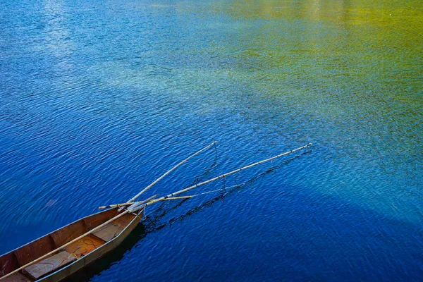 Barco Madeira Está Ancorado Rio Jujing Village Uma Pequena Aldeia — Fotografia de Stock