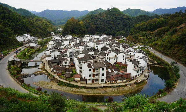 Река Находится Большом Полукруге Окруженном Высокими Горами Jujing Village Typical — стоковое фото