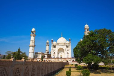 Elora kompleksi sanatsal yaratılış ve teknolojik gelişim açısından benzersizdir. Ellora Mağaraları, Budizm, Hinduizm ve Jainizm 'e adanmış sığınakları. Maharashtra, Hindistan.