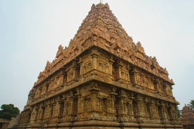 Brihadisvara Tapınağı, Gangaikunda Tapınağı 'nın kısmi bakış açısı. Adi Kumbeswarar Tapınağı, Kumbakonam tanrısı Shiva 'ya adanmış bir Hindu tapınağıdır. Tamil Nadu, Hindistan.