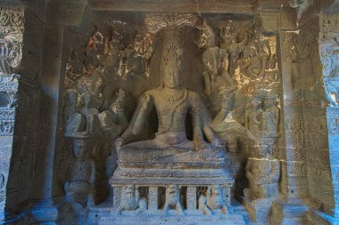 Elora kompleksi sanatsal yaratılış ve teknolojik gelişim açısından benzersizdir. Ellora Mağaraları, Budizm, Hinduizm ve Jainizm 'e adanmış sığınakları. Maharashtra, Hindistan.