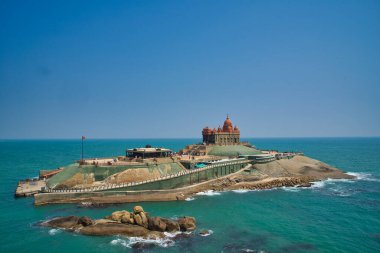 Kanyakumari, Tamil Nadu, Hindistan. 17 Ocak 2018: Cape Comorin popüler bir turizm merkezidir. Thiruvalluvar Anıtı ve Vivekananda Kaya Anıtı kıyıda ve bir hac merkezi olarak.