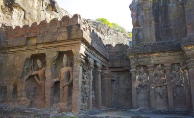 Elora kompleksi sanatsal yaratılış ve teknolojik gelişim açısından benzersizdir. Ellora Mağaraları, Budizm, Hinduizm ve Jainizm 'e adanmış sığınakları. Maharashtra, Hindistan.