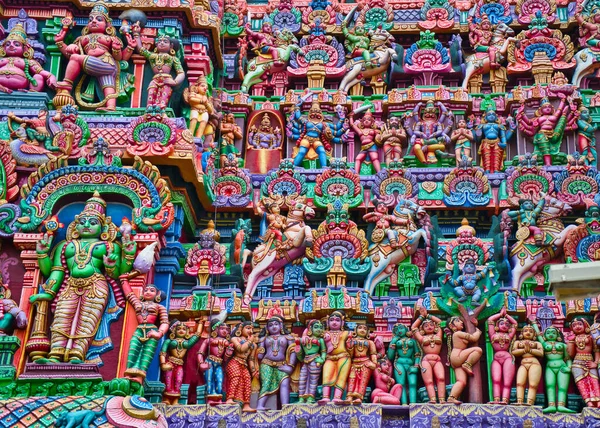 Gopuram Sarangapani Tapınağı 'ndaki renkli putlar. Hindistan 'ın güneyindeki antik tapınaklardan biri. Tamil Nadu, Hindistan.