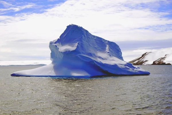 Forma Iceberg Assemelha Uma Baleia Azul — Fotografia de Stock