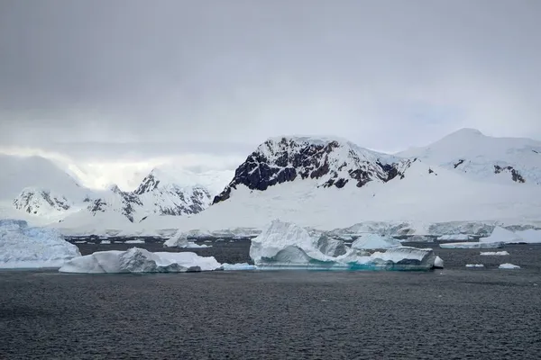 南极洲的门户点满是海和冰山 游客们可以踩在厚厚的冰原上 体验极地气候的自然景观 — 图库照片