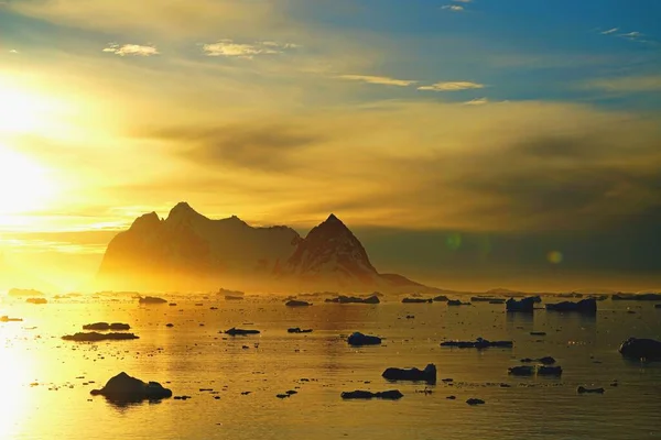 Различные Типы Айсбергских Пейзажей Льдины Ледники Океаны Радиоактивные Облака Солнце — стоковое фото