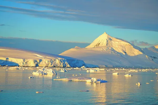 Olika Typer Isbergslandskap Det Finns Isflak Glaciärer Hav Radioaktiva Moln — Stockfoto