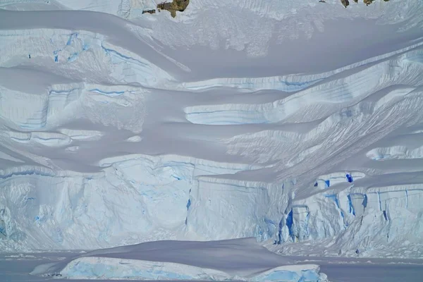 各种各样的冰山景观 那里有浮冰 放射性云彩 这是南极的夏天 — 图库照片