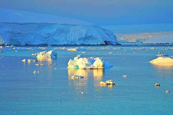 Çeşitli Buz Dağları Manzaraları Buz Kütleleri Buzullar Okyanuslar Radyoaktif Bulutlar — Stok fotoğraf