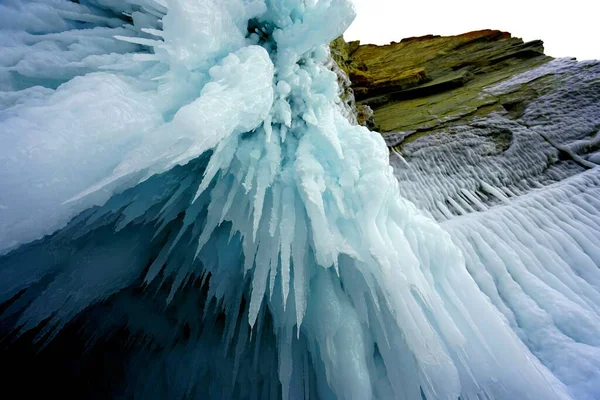 Cascada Hielo Azul Salpicada Agua Sobre Rocas Verdes —  Fotos de Stock