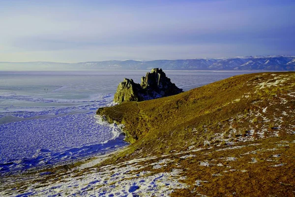 Lago Ghiacciato Piante Polari Sulle Colline Adiacenti Sono Coperte Neve — Foto Stock