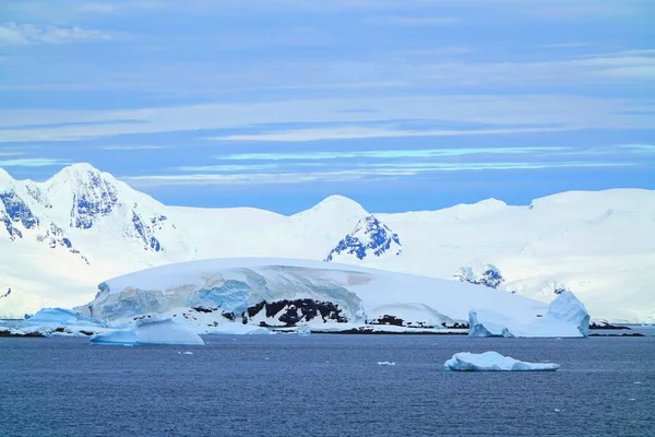 Olika Typer Isbergslandskap Det Finns Isflak Glaciärer Hav Radioaktiva Moln — Stockfoto