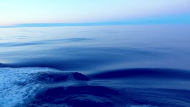 青い波状の背景 海面は滑らかに動き リップルを形成します 自然の平和と穏やかな 深い青色の北太平洋です クルーズ船に乗って — ストック動画