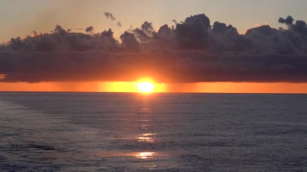 Luz Solar Aparece Desaparece Vez Quando Entre Nuvens Pôr Sol — Vídeo de Stock