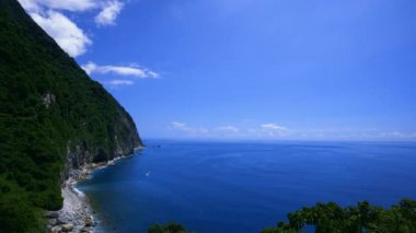 Deniz, gökyüzü, dağlar ve deniz karşı karşıya, kıyıların çok katmanlı mavisi. Qingshui Uçurumu, Taroko Ulusal Parkı 'ndaki tek kıyı yoludur. Hualien, Tayvan.