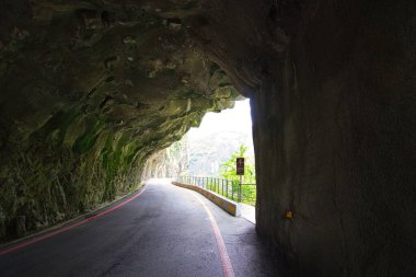 Taroko Ulusal Parkı, muhteşem dağları ve mermer kanyonlarıyla ünlüdür. Şelaleler Taroko Ulusal Parkı 'nı karakterize etti. Hualien County, Tayvan