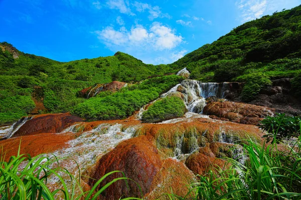 金瀑布 地下水与硫化铁矿石相互作用形成的金瀑布 它靠近台湾东北部海岸上受欢迎的旅游村九分村 — 图库照片