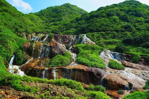 金瀑布 地下水与硫化铁矿石相互作用形成的金瀑布 它靠近台湾东北部海岸上受欢迎的旅游村九分村 — 图库照片