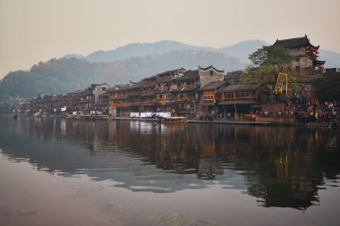 Antik Fenghuang kasabası en tarihi ve kültürel şehirlerden biridir. Çin 'in Hunan kentindeki On Kültür Mirası Alanından biri..