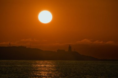 Kuzey Sahili Fugui Burnu Deniz Feneri, akşam karanlığında. Japon işgali sırasında Tayvan 'da inşa edilen ilk deniz feneri. 100 yıldan fazla bir geçmişi var..