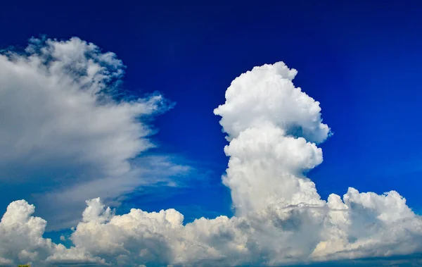 Céu Azul Escuro Com Nuvens Brancas Forma Cogumelo Céu Aldeia — Fotografia de Stock