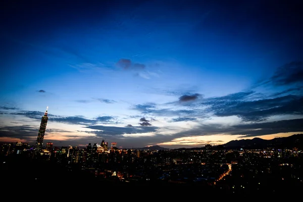 黄昏时分 台北101和其他建筑物的景观 台北的夜景快到了 — 图库照片