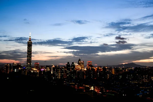 타이베이 101 건물들을 구경할 수있다 타이베이 야경이 다가오고 — 스톡 사진